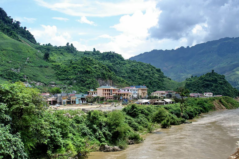 Muong Hum market - Phong Tho discovery 4 days